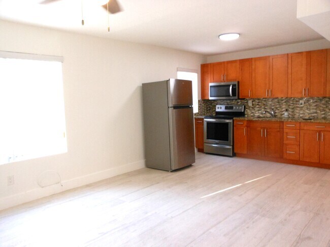 Building Photo - 221 SW 9th Ave