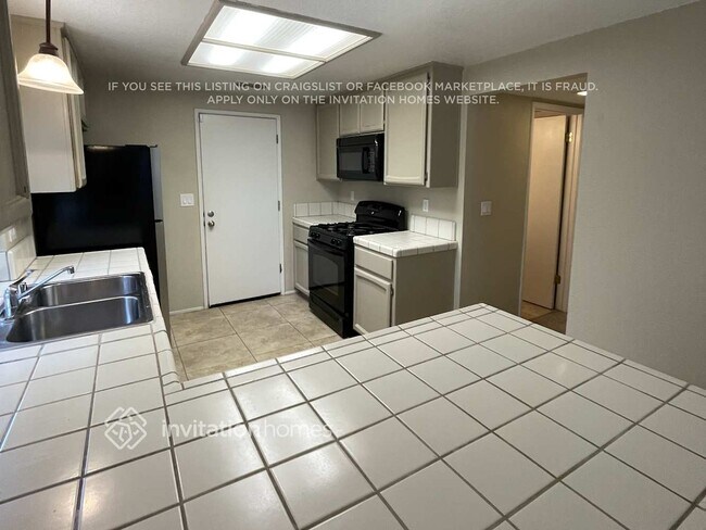Foto del edificio - 3704 Pinehill Way