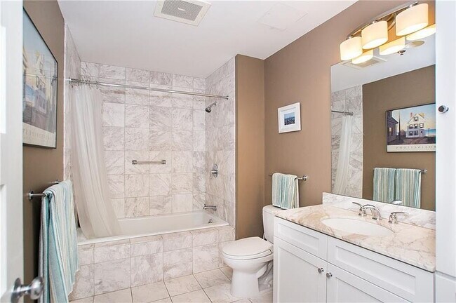Building Photo - "Chic 1-Bedroom Urban Retreat with Granite...