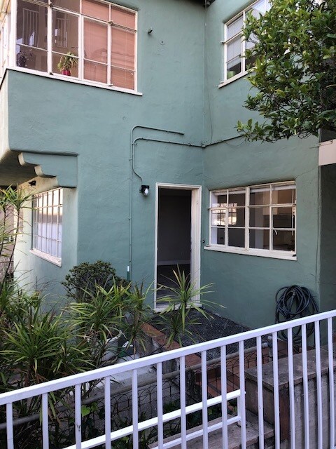 Foto del edificio - 561 Merritt Ave