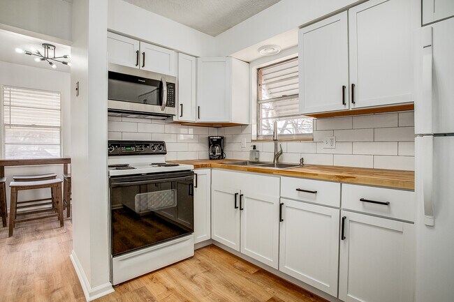 Foto del edificio - 8736 W 70th St