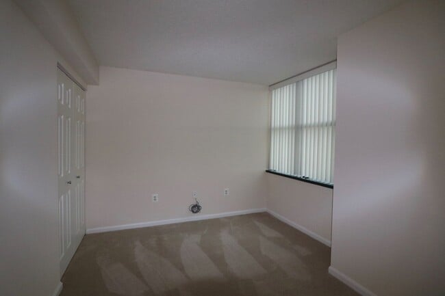 Building Photo - Spacious 2BD/1BA Condo with Glorious Views!