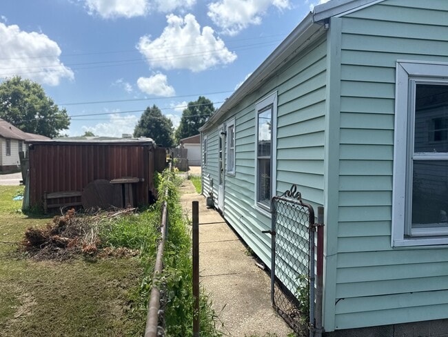 Foto del edificio - 2049 N Gale Ave