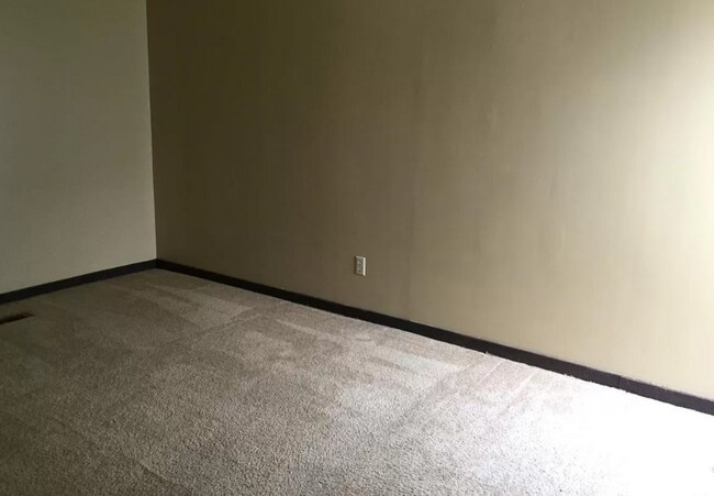 Foto del edificio - 3136 Tyndall Dr