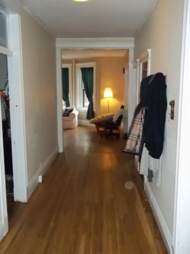 Foto del edificio - Amazing 5 Bed 1.5 Bath available 9/1!