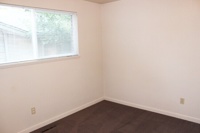 Building Photo - 323 W Mulberry St