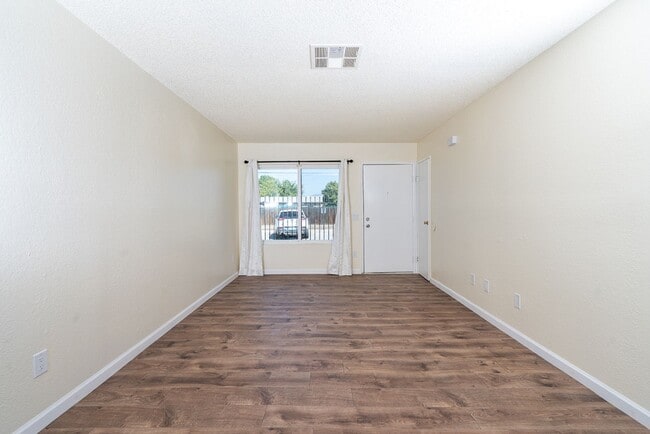 Foto del edificio - 2 BR 1 BA in Hemet. Unit in a single story...