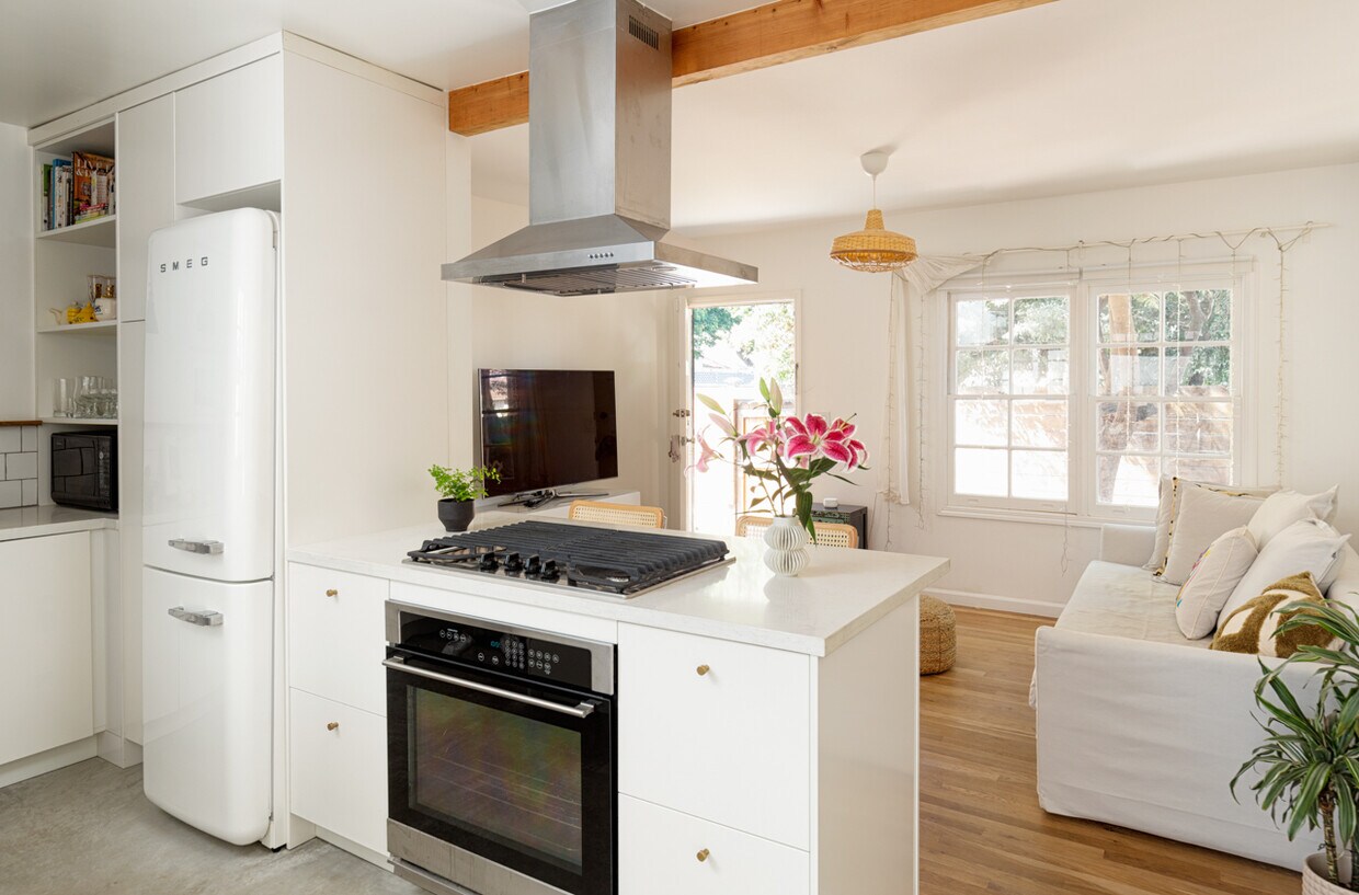 Primary Photo - 1152 Wilcox Pl