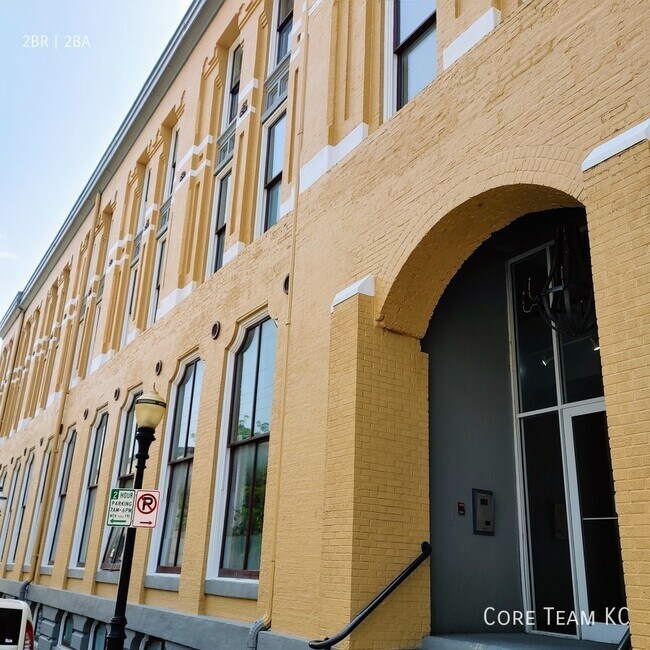 Building Photo - Two bedroom in River Market