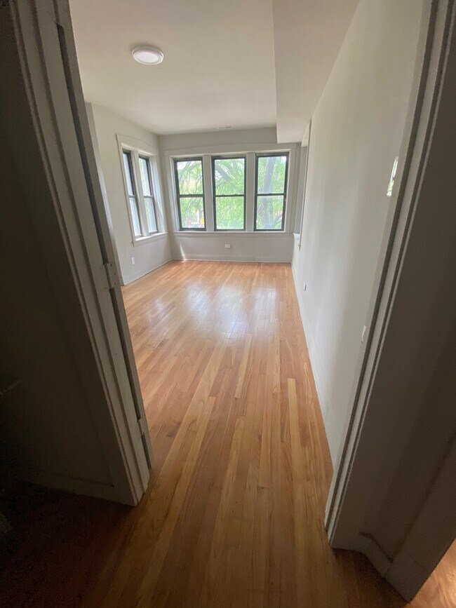 Foto del edificio - 5018 W 18th St