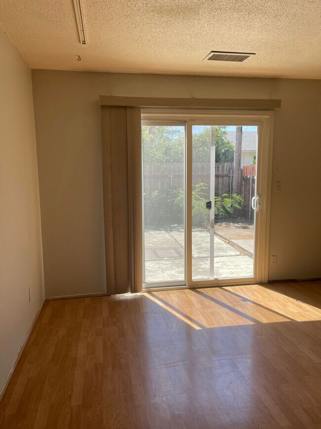 Foto del edificio - 5 Bedroom, 3 Bath Home in East Davis