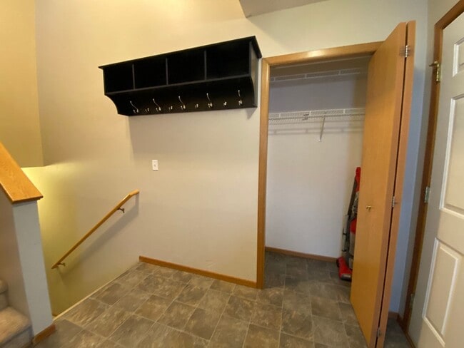 Building Photo - 3 Bedroom Twinhome!!