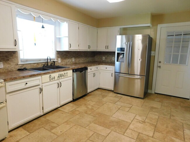 Foto del edificio - Awesome 3 bedroom/1 bath home in El Dorado!
