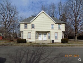 Building Photo - 402 W 5th St