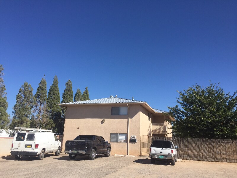 246 Vermont St NE Unit D, Albuquerque, NM 87108 Room for Rent in