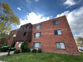 Building Photo - 1703 W Dennis Dr