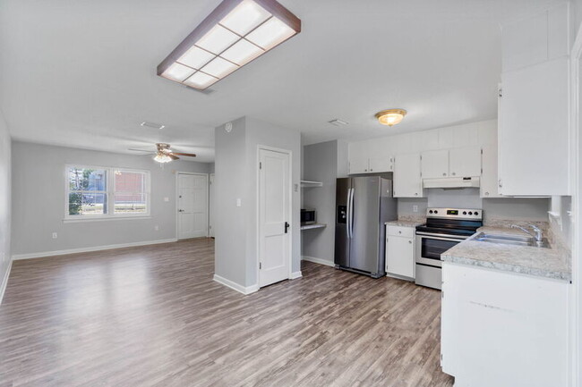 Building Photo - 716 Mayflower Avenue