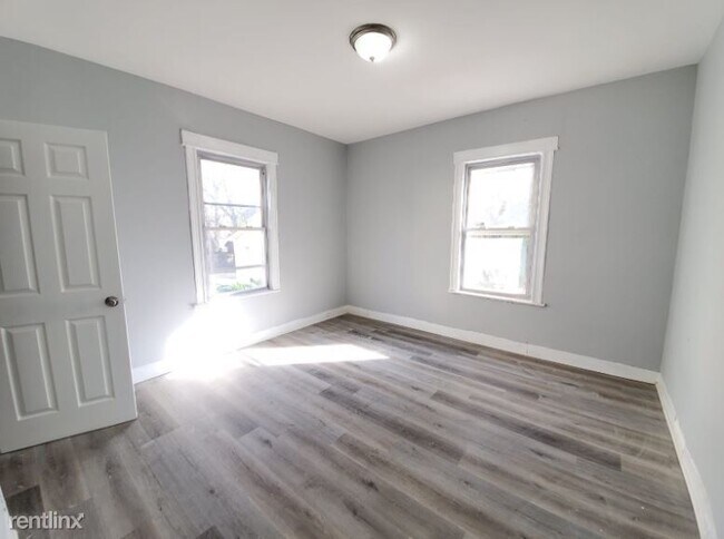 Foto del edificio - 3 br, 1 bath House - 70 Grumman Ave 1
