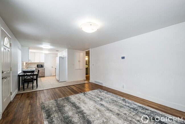 Building Photo - Stunning Single Family Home In Excellent L...
