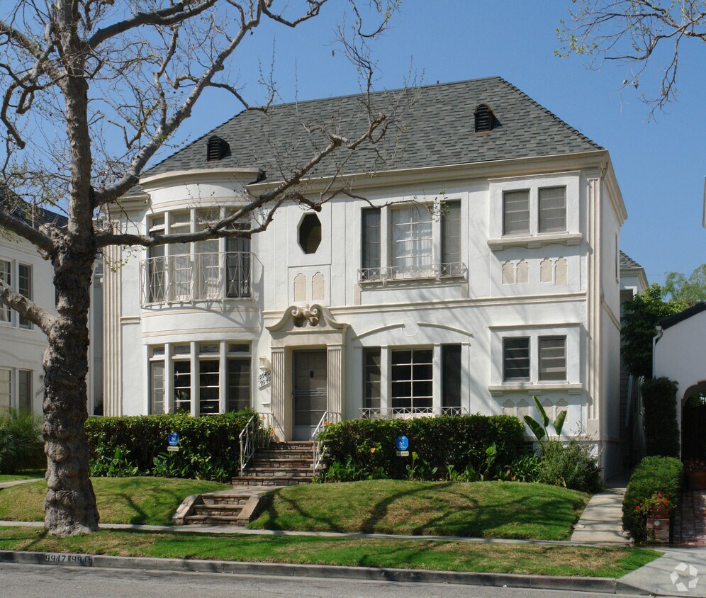 Building Photo - 9945-9947 Robbins Dr
