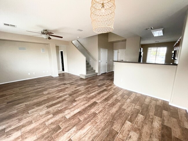 Building Photo - Beautiful 3 Bedroom/2.5 Bathroom + Den Hom...