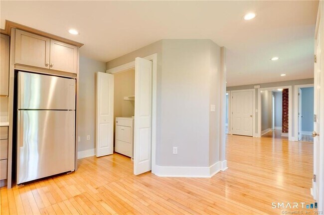 Foto del edificio - 157 River Rd