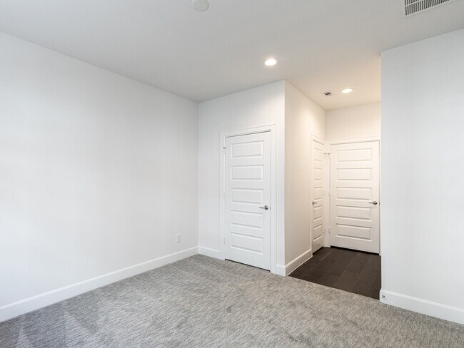 Building Photo - 2777 Clinton Dr
