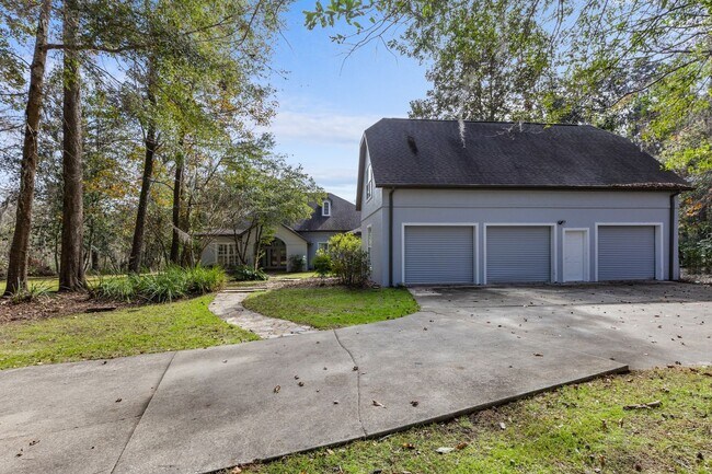 Foto del edificio - Executive Lakefront in Gainesville - Available NOW