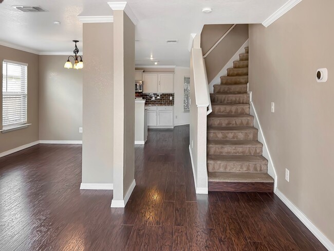 Building Photo - Spacious 5-Bedroom Retreat with Oversized ...