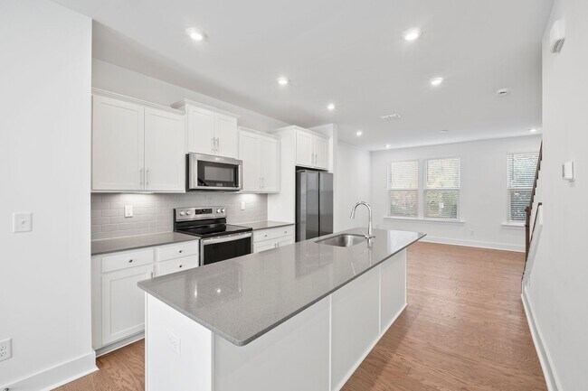 Foto del edificio - Prime Briar Creek Location – 3BR Townhome ...