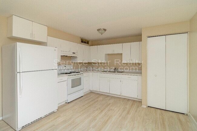 Building Photo - 6145 W Encanto Blvd