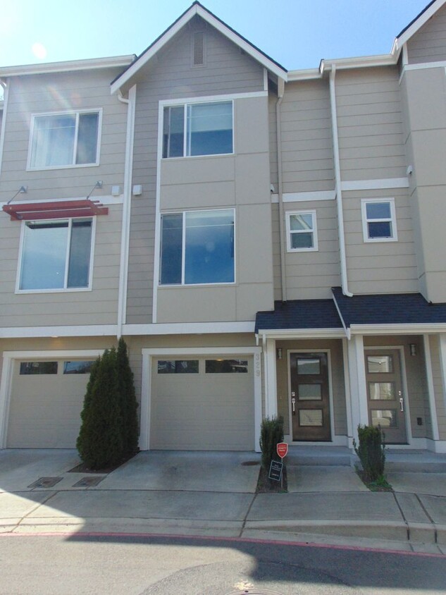 Foto principal - Gorgeous Renton Townhome - 2BR/2.5BA with ...