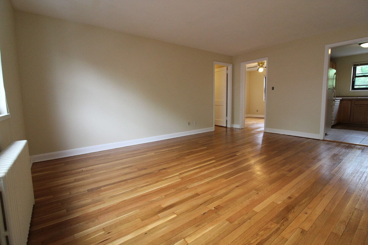 Foto principal - 227 Quaker Ln S