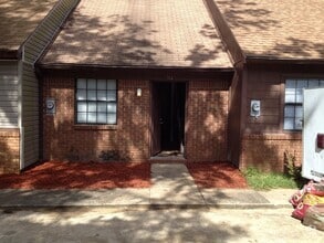 Building Photo - 912 S Lipona Rd