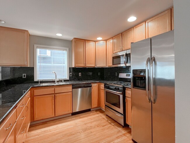 Building Photo - Spacious Wallingford 3bd/2.5bth Townhouse,...