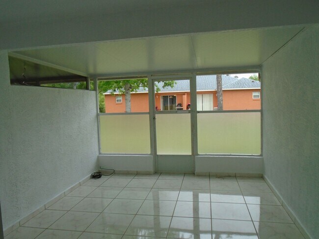 Building Photo - Tile floor through out!