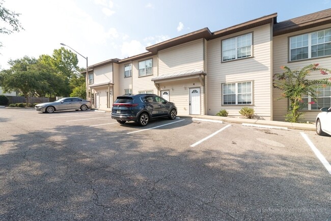 Building Photo - Charming 2 Bedroom 2.5 Bath Townhome in Be...