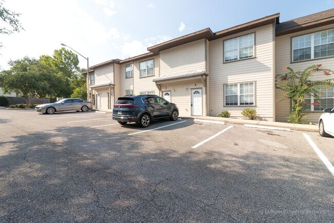 Foto del edificio - Charming 2 Bedroom 2.5 Bath Townhome in Be...