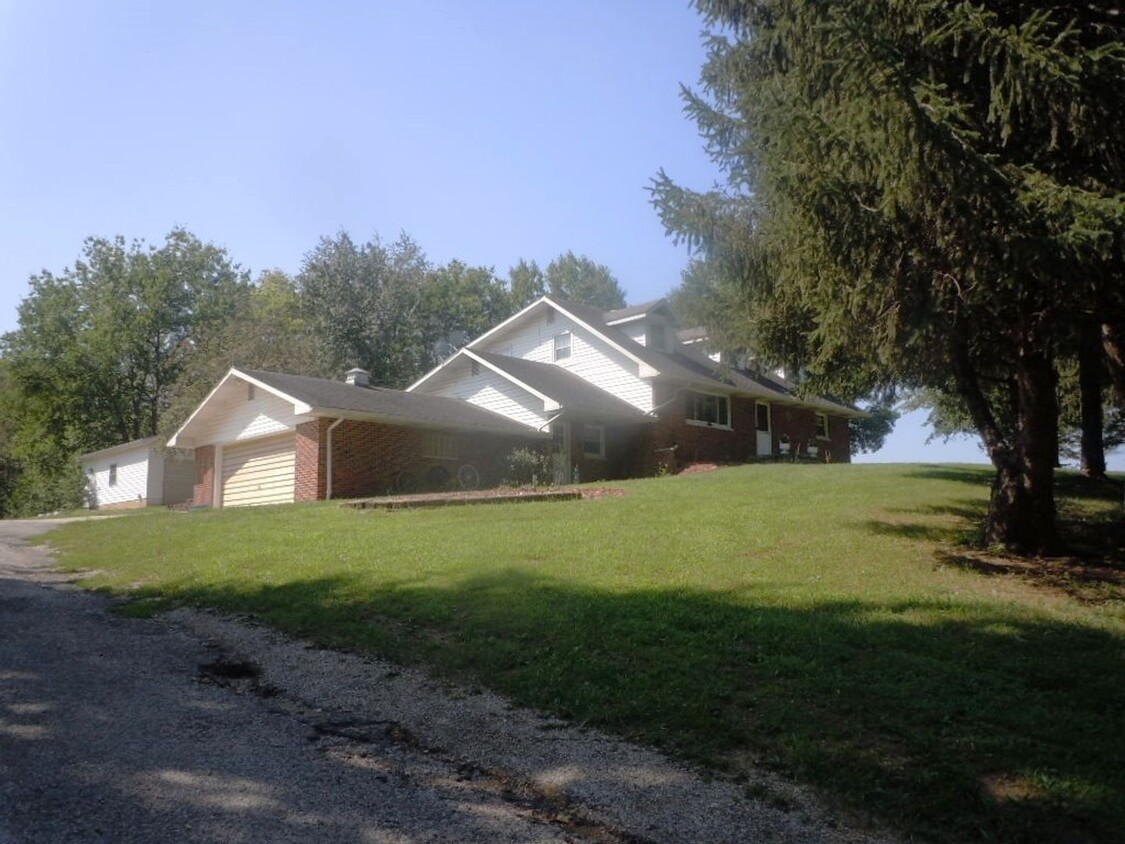 Foto principal - 4 Bedroom 3 Bath Home on Over an Acre!!