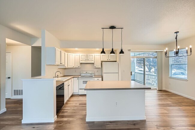 Building Photo - Bright & Cozy 2BD/2BA Townhome in Meadowvi...