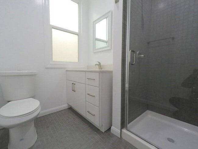 Building Photo - Remodeled 1-Bd w/ In-Unit Laundry & Modern...