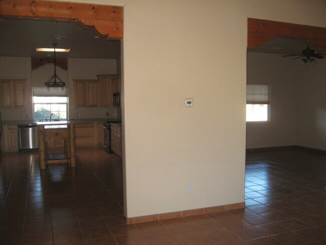 Building Photo - 3 Bedroom, 2 Bath, 2 Car Garage Home - Ava...
