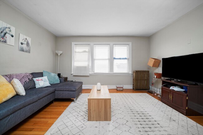Building Photo - Top Floor Spacious 1 Bed + Dining Room wit...
