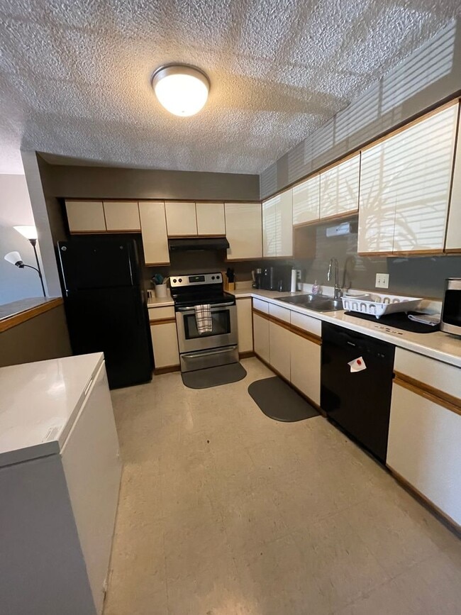 Building Photo - Great Townhome! Close to Campus!