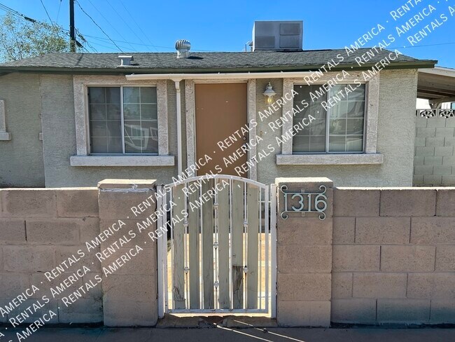 Building Photo - Charming 2 bedroom 2 bath updated house!