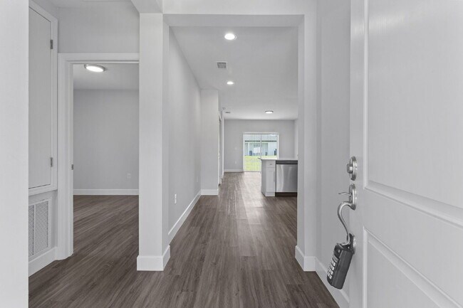 Building Photo - Spacious 3-Bedroom Duplex Oasis with 2 Full Baths in Port Charlotte – Your Ideal Retreat Awaits!