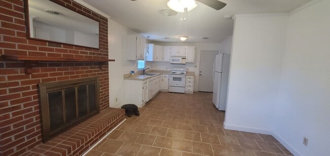 Building Photo - Spacious Home Ready For Move In