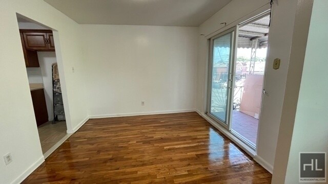Building Photo - NEWLY RENOVATED XXL 3 BEDROOMS WITH PRIVAT...
