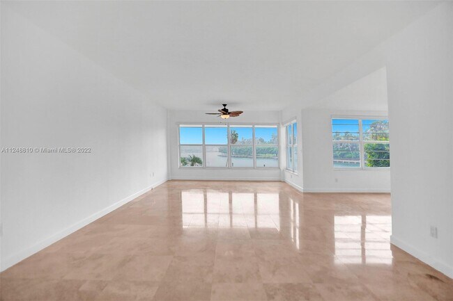 Foto del edificio - 9102 W Bay Harbor Dr