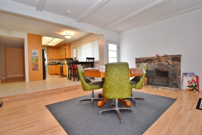 Foto del edificio - COMING SOON! | $3,990 /  BEAUTIFUL BROOKVALE HOME IN CENTRAL FREMONT